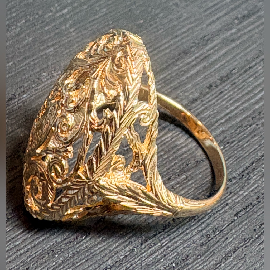 Vintage Filagree 14 Kt Gold Ring Vintage Filagree 14 Kt Gold Ring